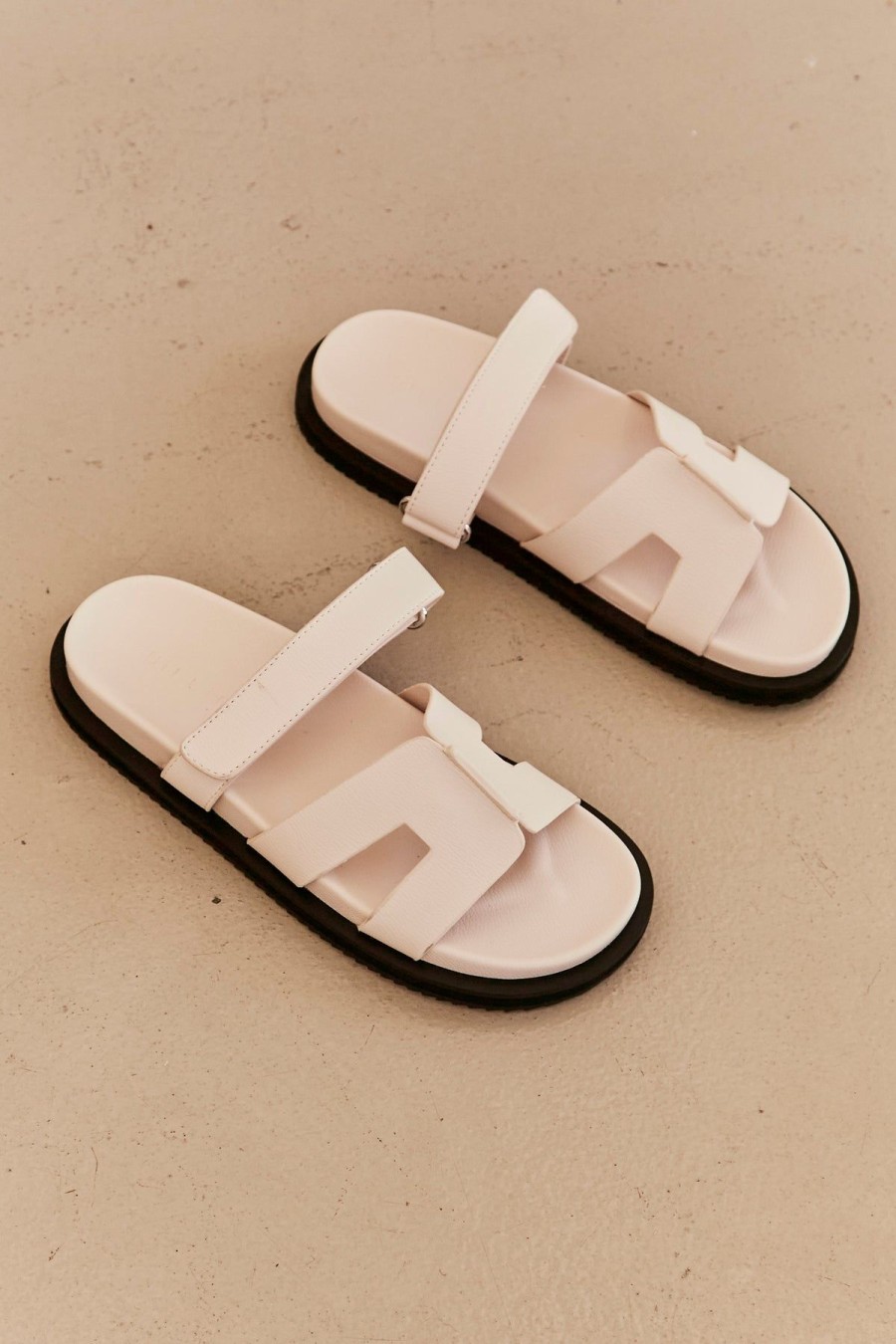 Accessories Runway Scout | Theon Sandal (Cream)