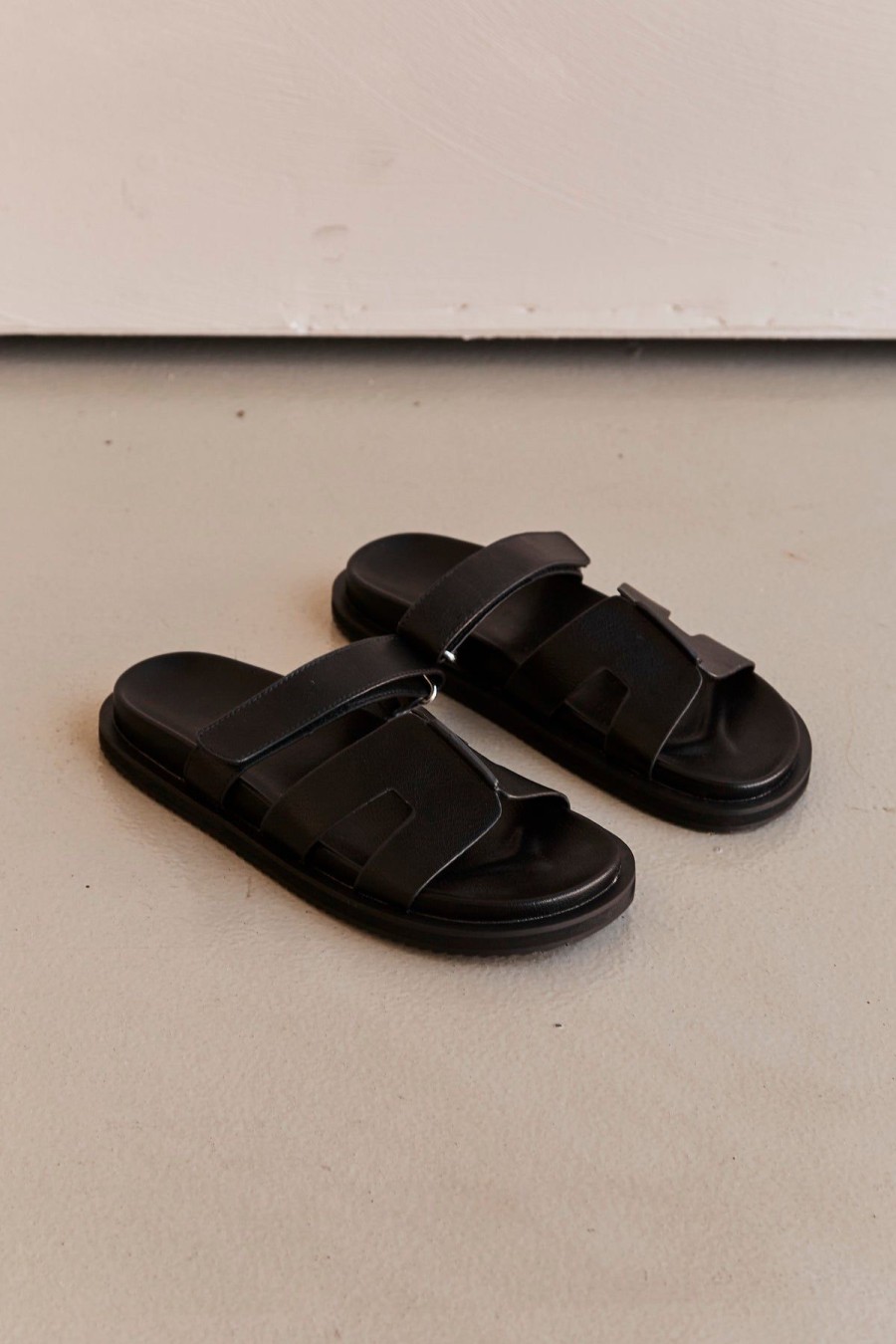 Accessories Runway Scout | Theon Sandal (Black)